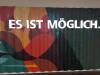 Schriftzug "Es ist möglich" auf einer bunten Wand